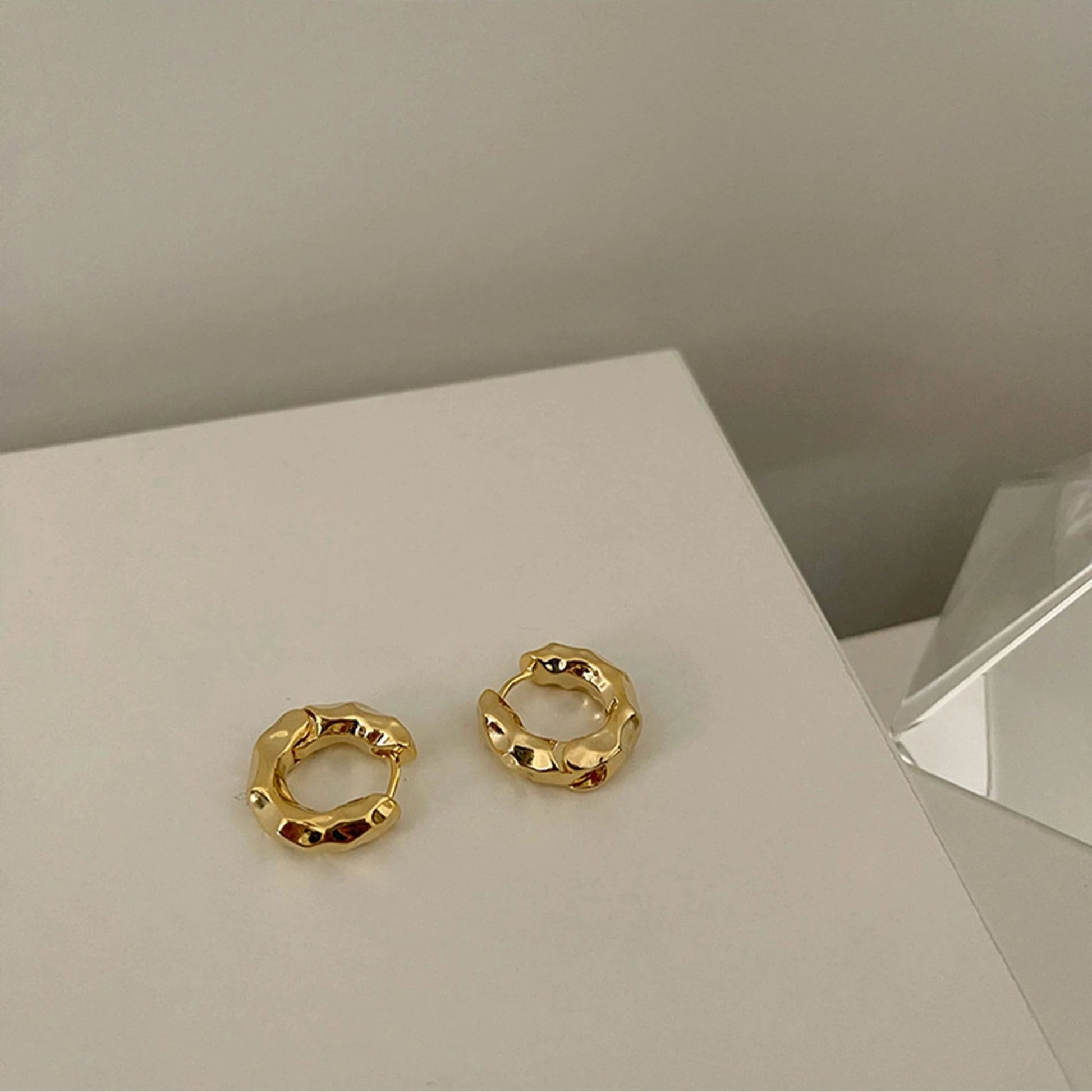 Pendientes de círculo metálico dorado