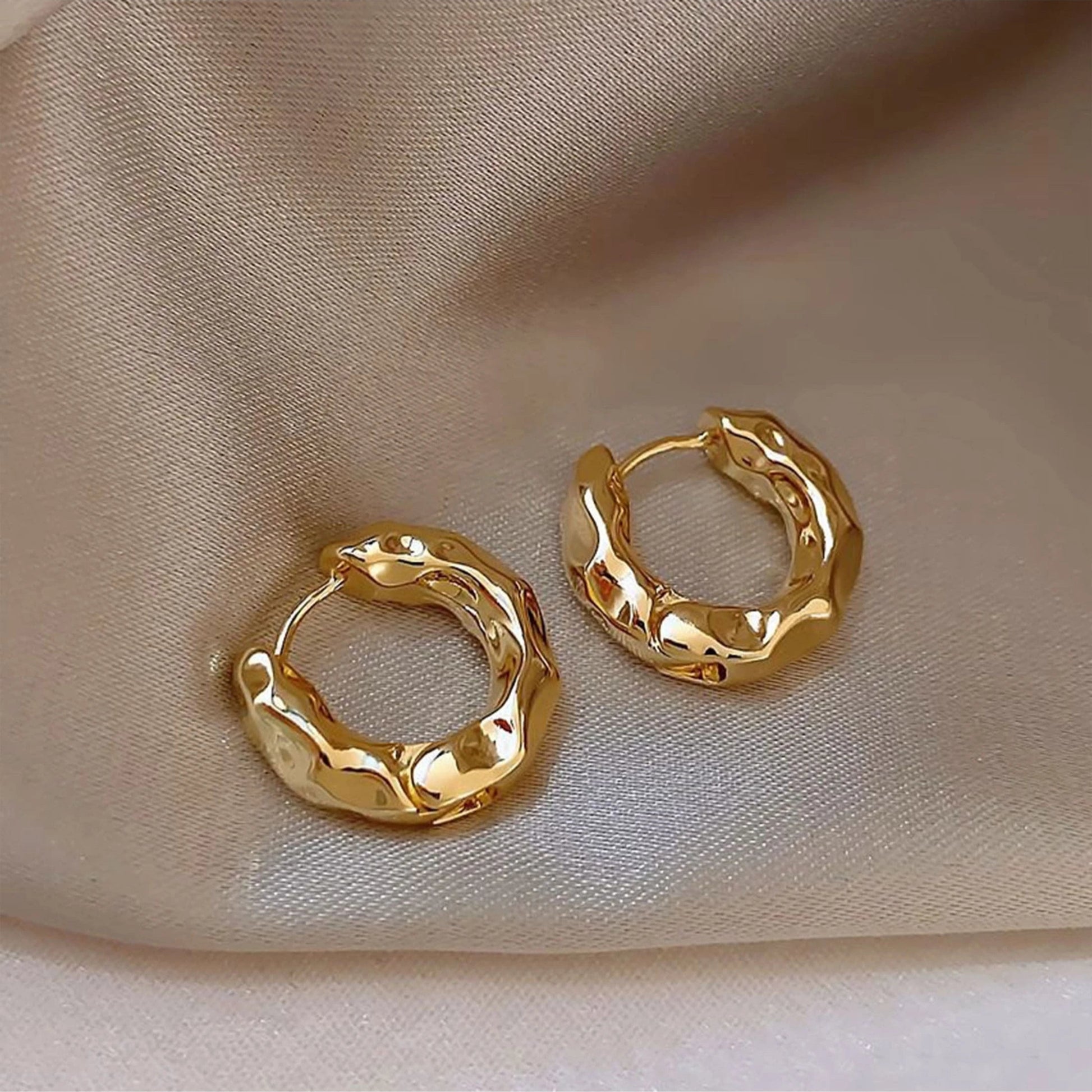 Pendientes de círculo metálico dorado