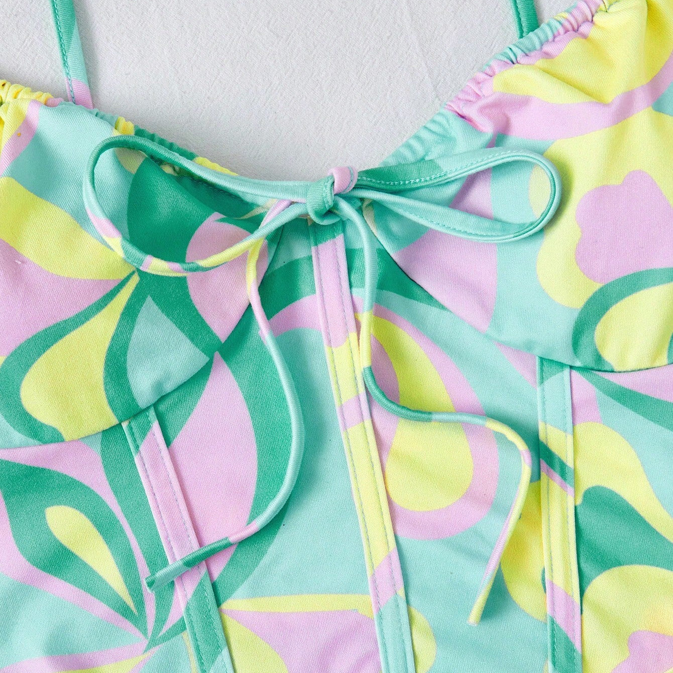 Camisola Soleia de Verano con Estampado Abstracto y Tirantes Asimétricos