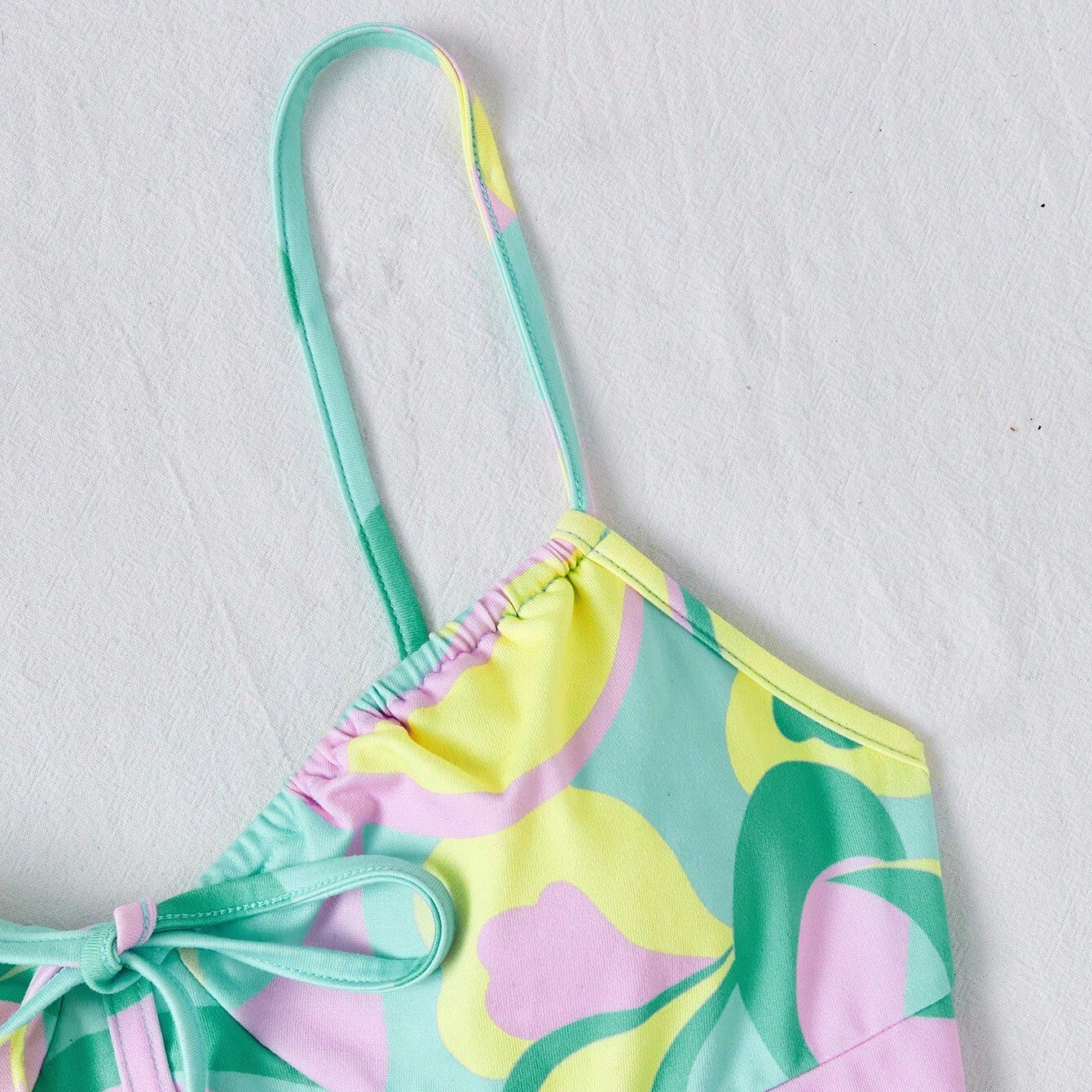 Camisola Soleia de Verano con Estampado Abstracto y Tirantes Asimétricos