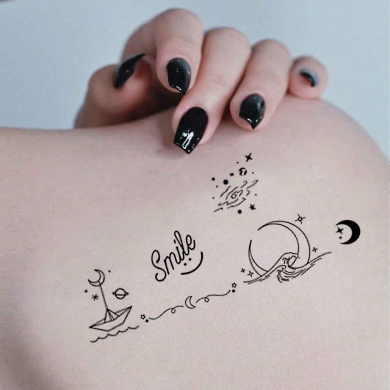 Tatuajes temporales de mariposa negra